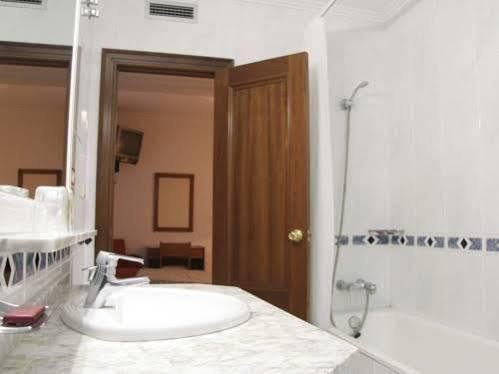 Hostal Gran Via Levante 또레비에하 외부 사진